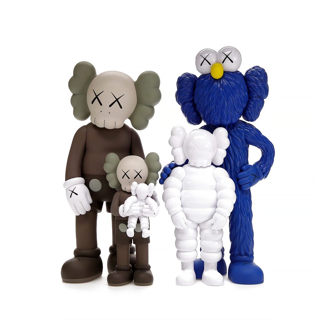 Фото 1: Kaws — KAWS Family Vinyl Figures Brown Blue White — доступно в POGO Фото 1: Kaws — KAWS Family Vinyl Figures Brown Blue White — доставка рідкісних товарів з-за кордону