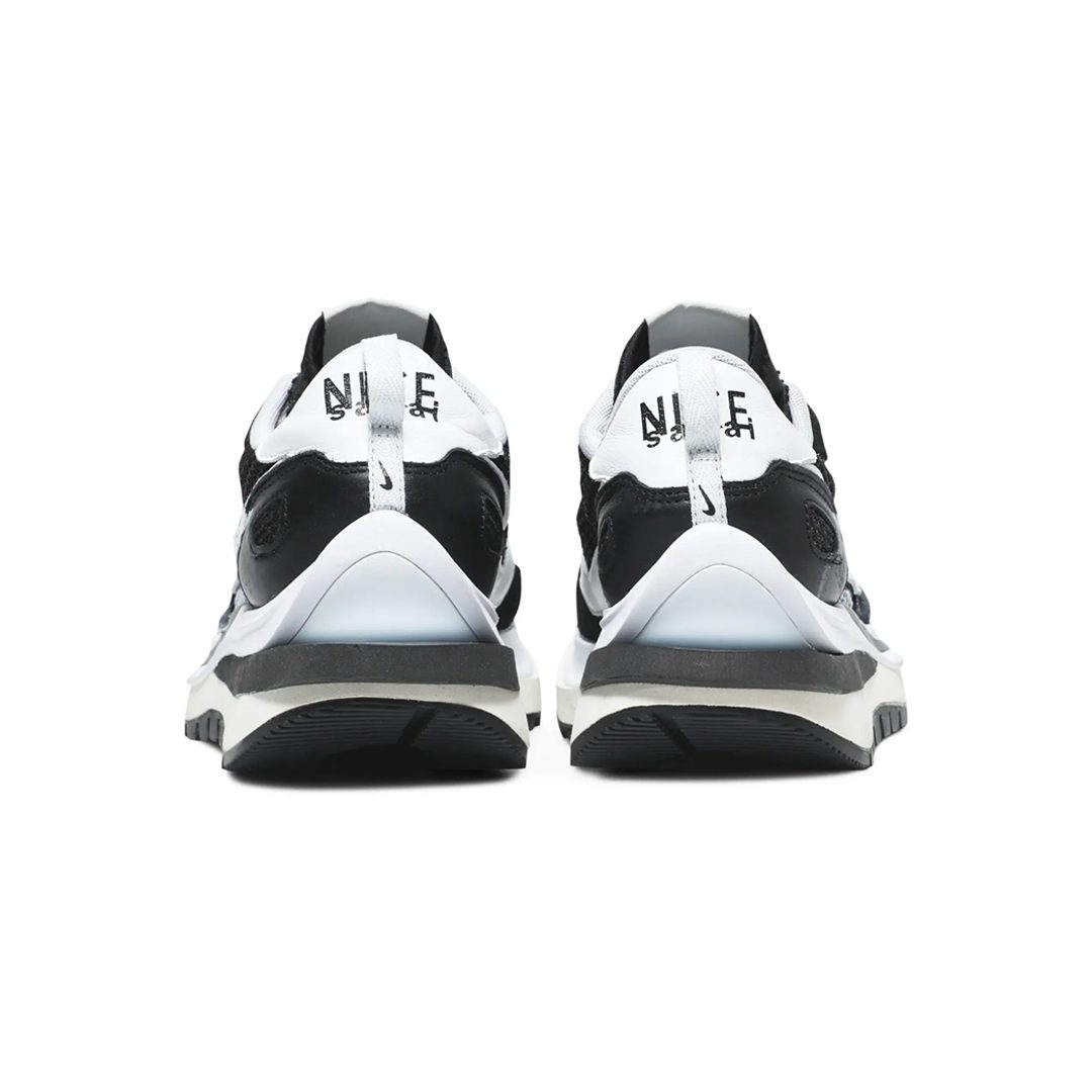 Фото 4: Nike — Nike Vaporwaffle x Sacai Black White — доступно в POGO Фото 4: Nike — Nike Vaporwaffle x Sacai Black White — доставка рідкісних товарів з-за кордону