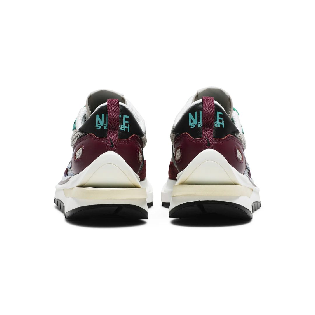 Фото 4: Nike — Nike Vaporwaffle x Sacai Villain Red Neptune Green — доступно в POGO Фото 4: Nike — Nike Vaporwaffle x Sacai Villain Red Neptune Green — доставка рідкісних товарів з-за кордону